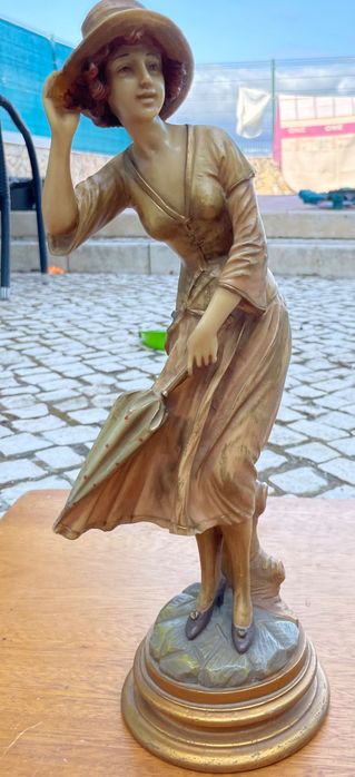 Estatueta Vintage Mulher ao Vento