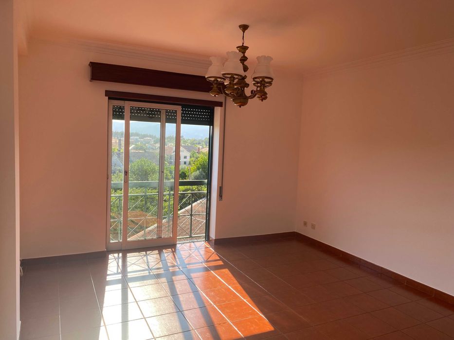 Apartamento T2 para Arrendar - R. Dr. David Almiro Vale 78 - Tondela