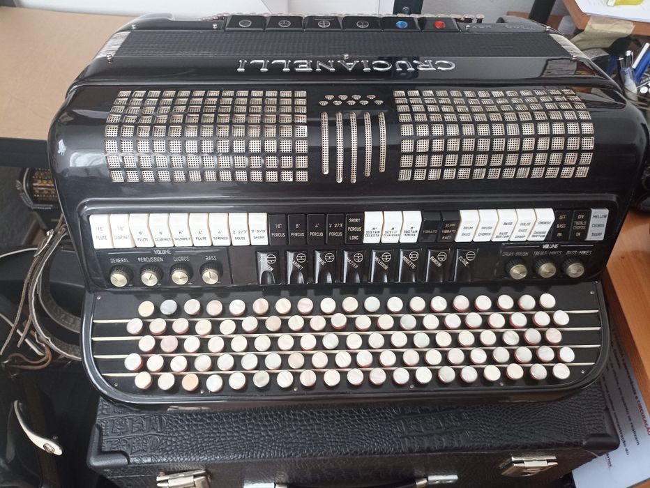 Acordeon Crucianelli acústico e electronico