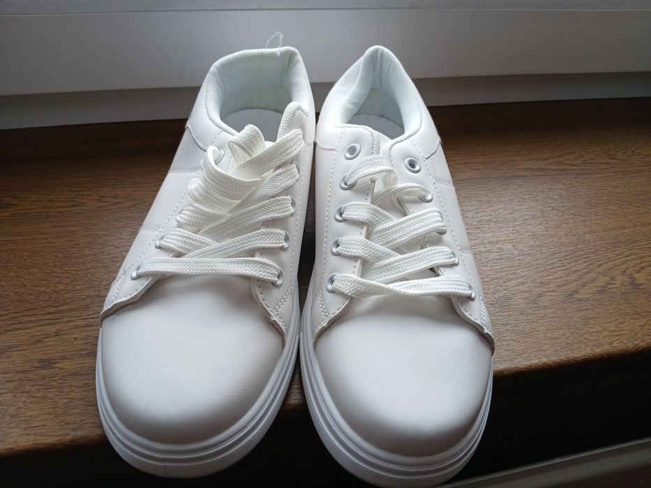 Białe buty sportowe