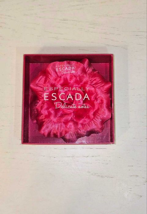 Брош-квітка Escada Especially Delicate Notes
