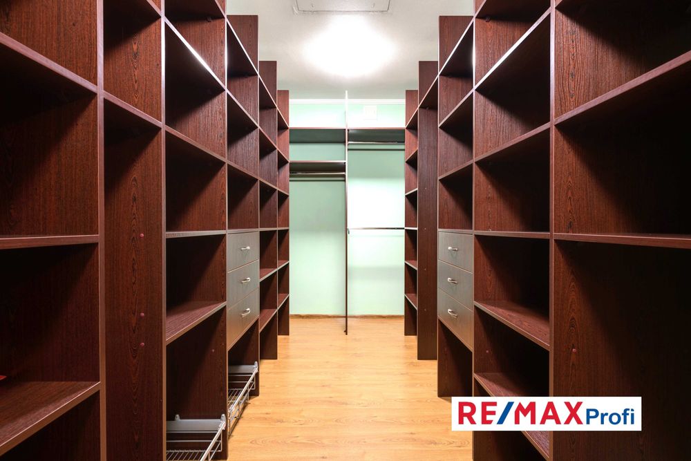 Будинок 450 м2, ремонт, цоколь , басейн, 12 соток  в с. Глеваха (село)