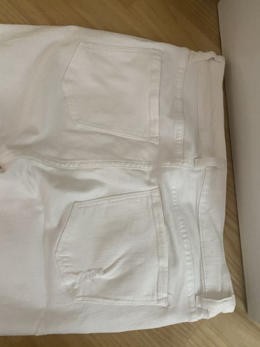 H&M biale jeansy z postrzępionymi nogawkami i przetarciami