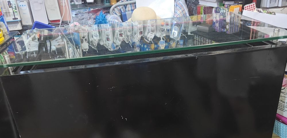 Balcao com expositor de vidro, gavetas e comodas