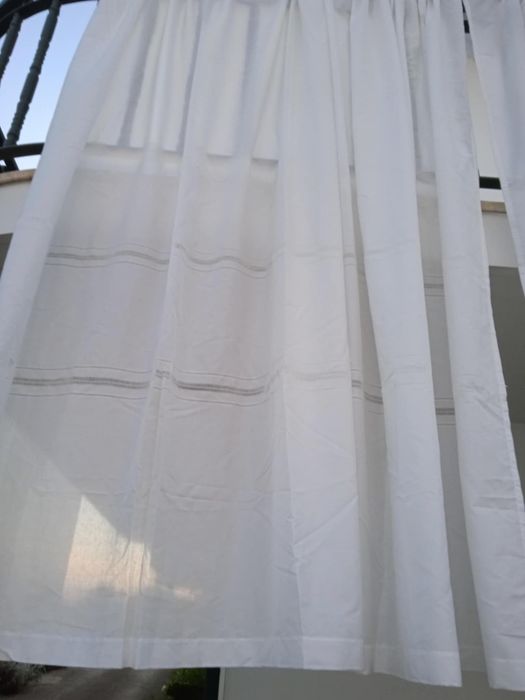 Vendo um par de cortinas para janelas de casa como novas.