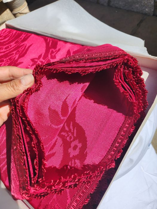 Colcha de cama com fio de seda vermelho tinto