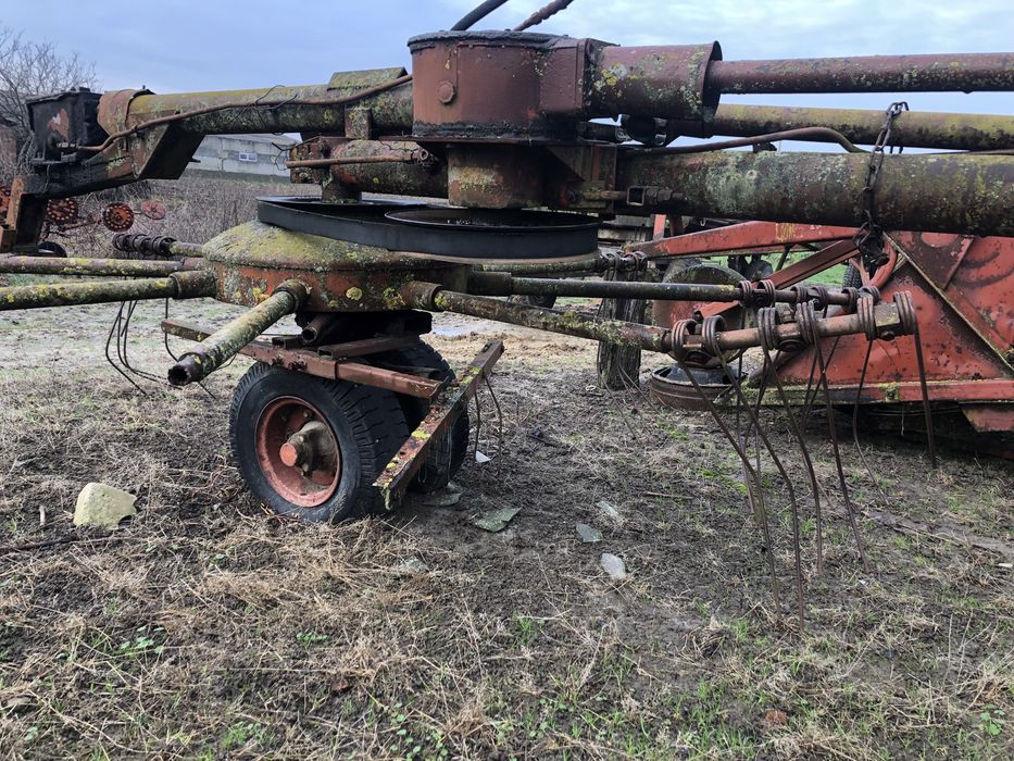 Продаєця картопле копалка