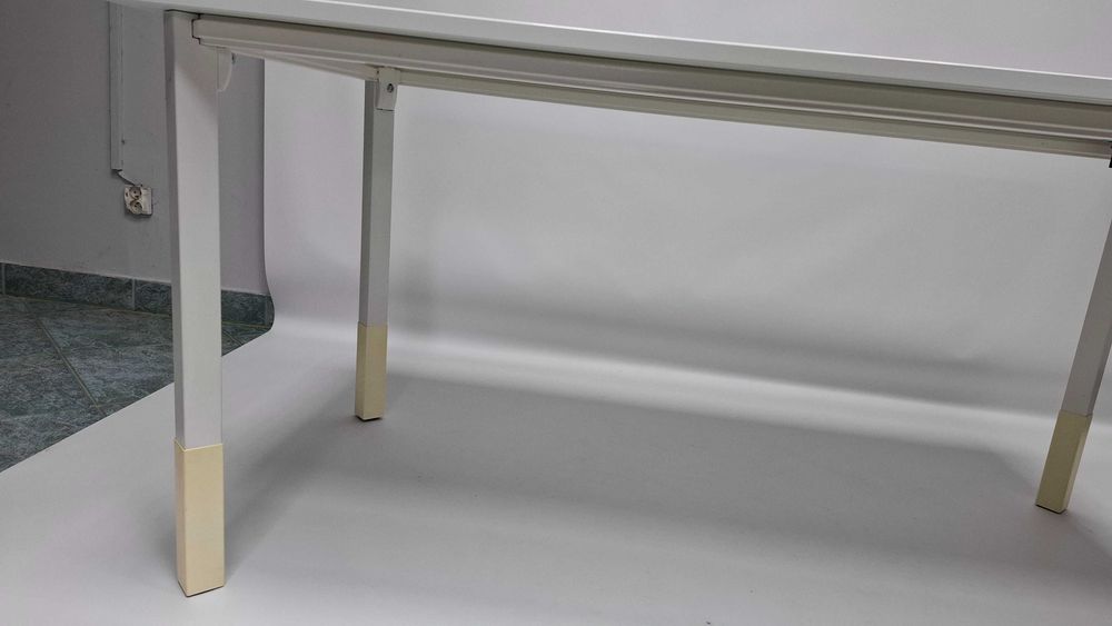 Biurko proste Kinnarps 160x80 białe z gniazdem elektrycznym