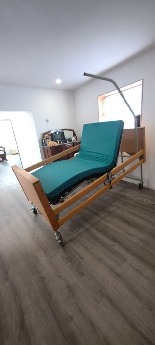Cama articulada elétrica e elevatória hospitalar