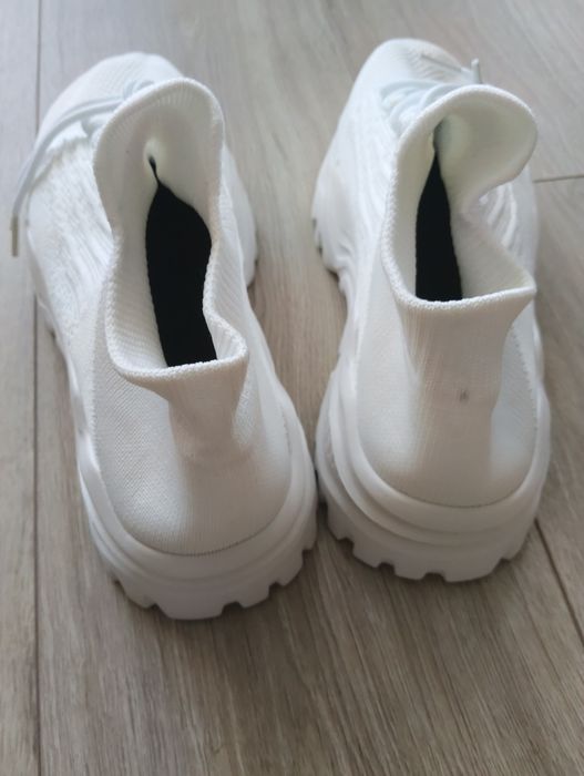Białe lekkie buty