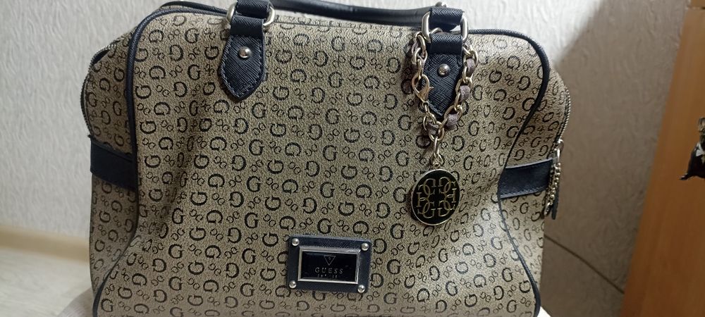 Продам сумку GUESS .