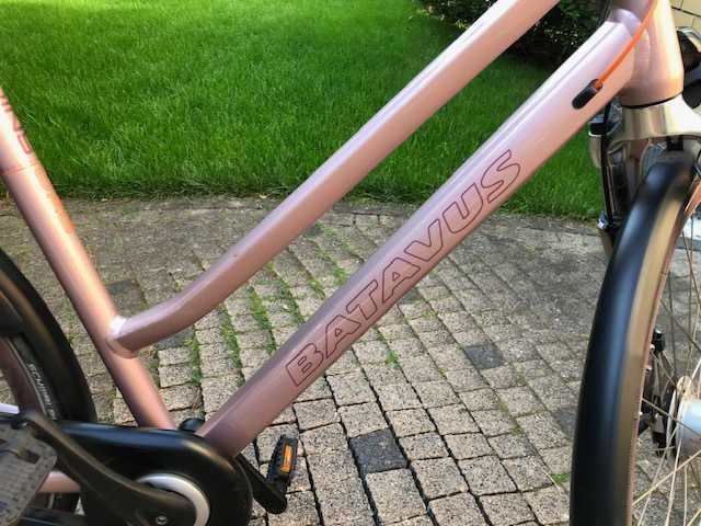 Różowy holenderski damski rower miejski