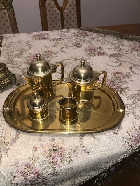 Stare wyroby z kolorowego metalu i ceramiki