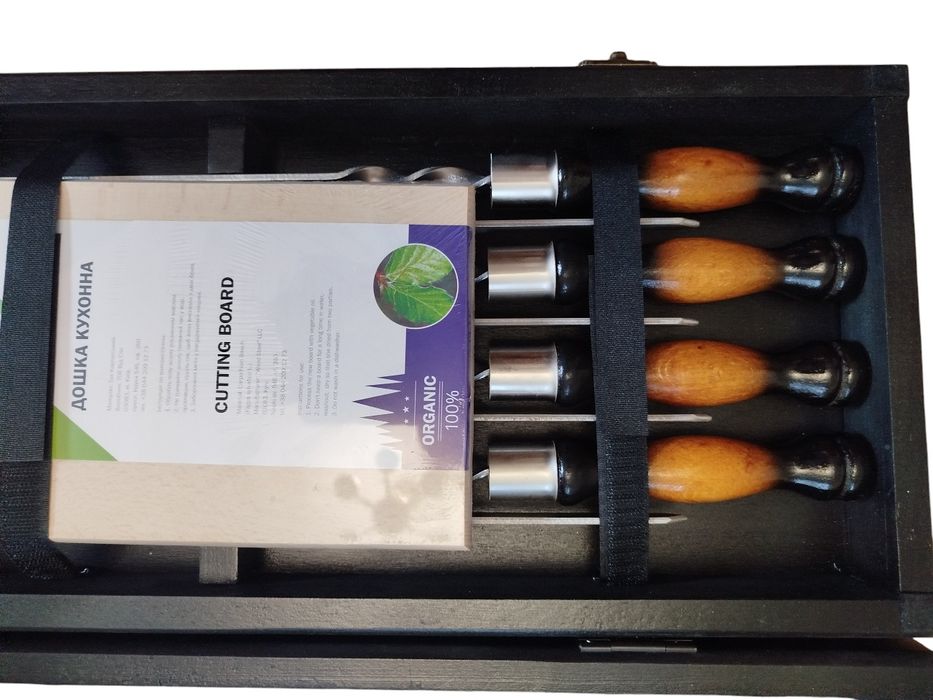 Подарунковий набір для пікника чорний кольори 8 шампурів.