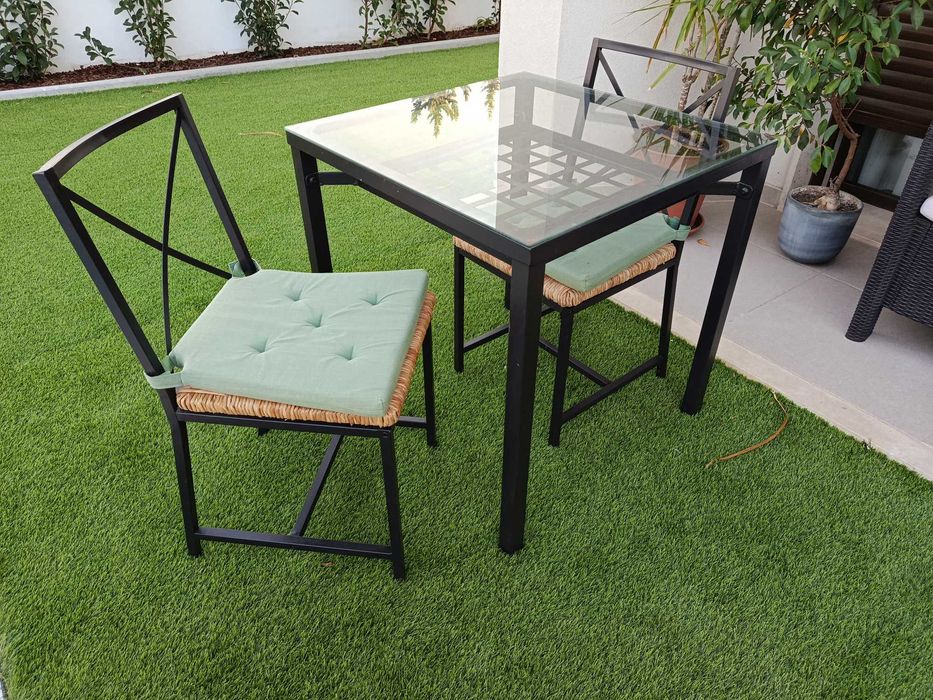 Mesa Quadrada com Tampo de Vidro + 2 Cadeiras em Metal e Verga - Excelente Estado