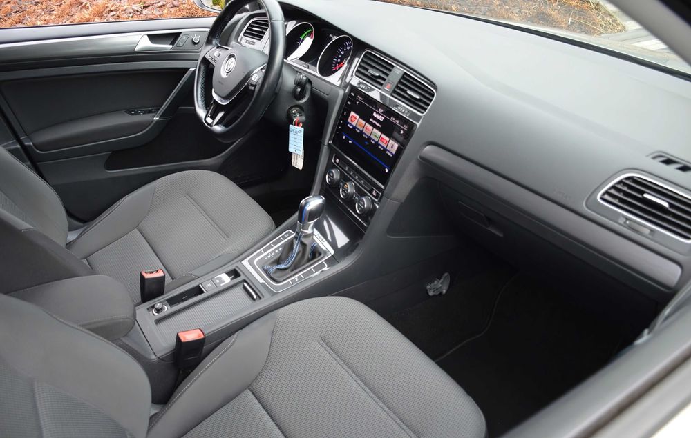 Volkswagen e-Golf      2018