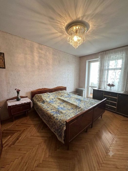 Продається 2 - кімнатна квартира