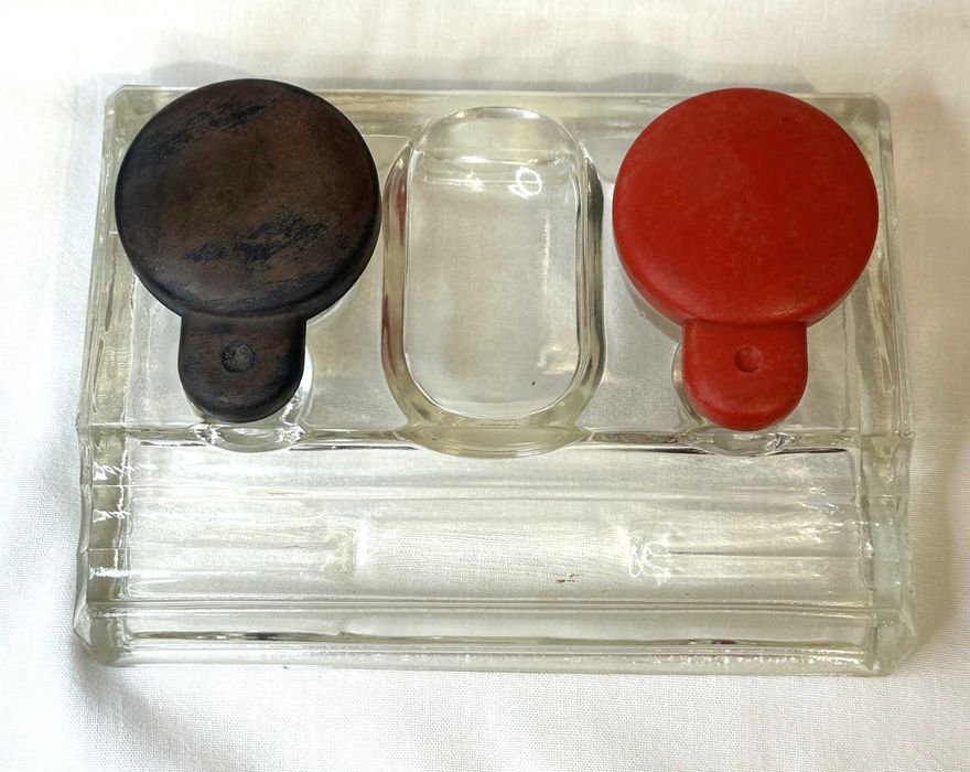 Tinteiro duplo em vidro (antigo) com tampas em baquelite