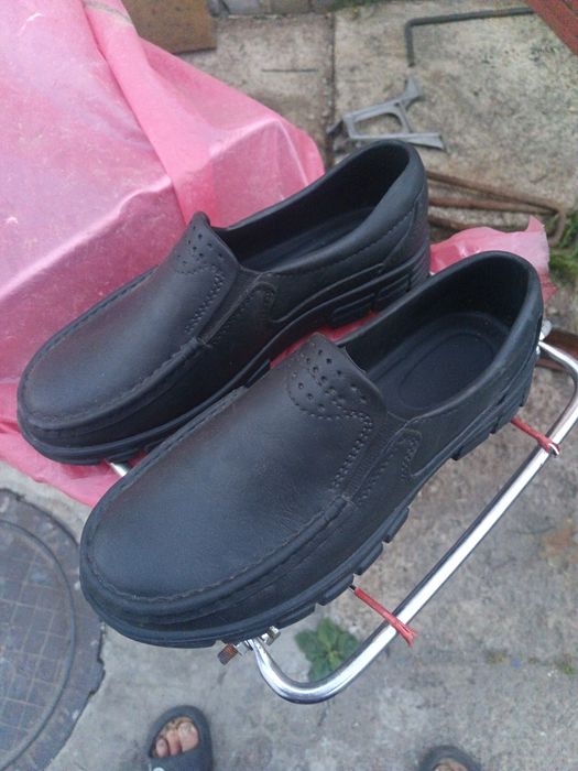 Продам туфли для мокрой погоды.