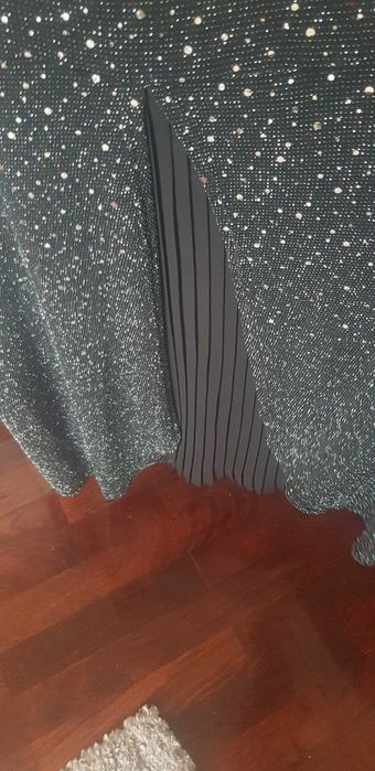 Tunica preta de malha de seda com elastano e brilhantes.