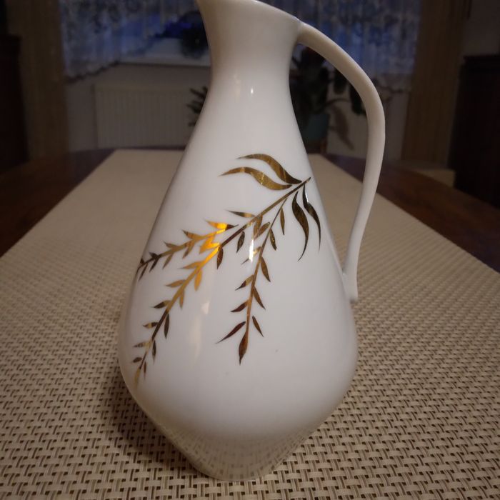 Stary porcelanowy wazonik.