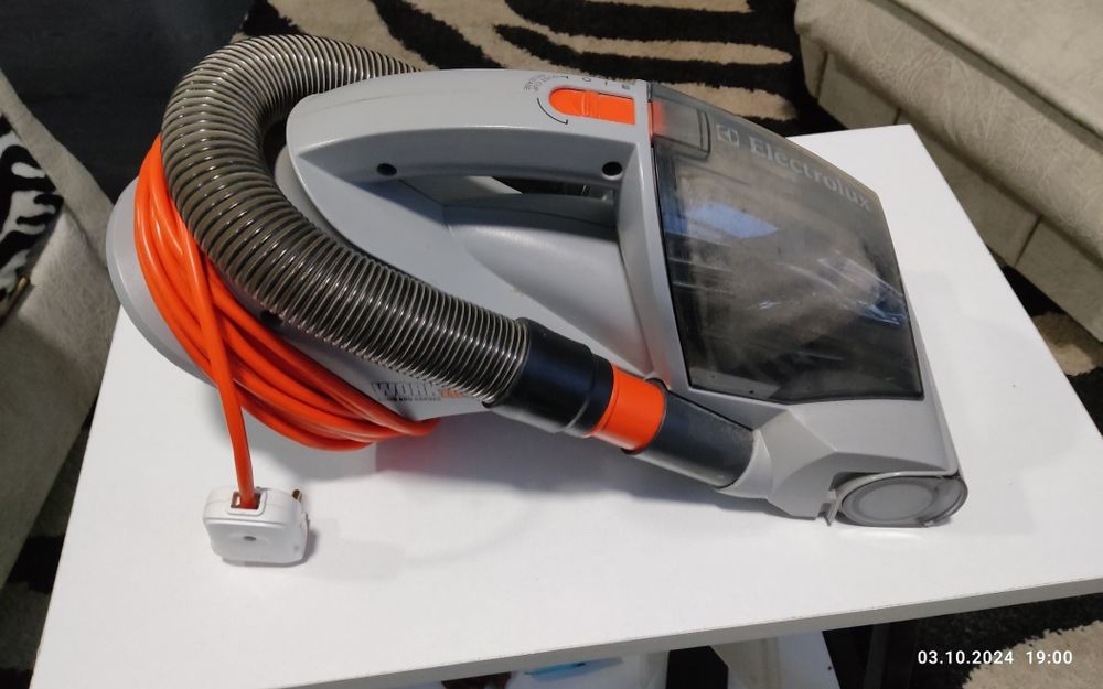 Пылесос вакуумный Electrolux, с насадкой на шланг и встроенной щеткой