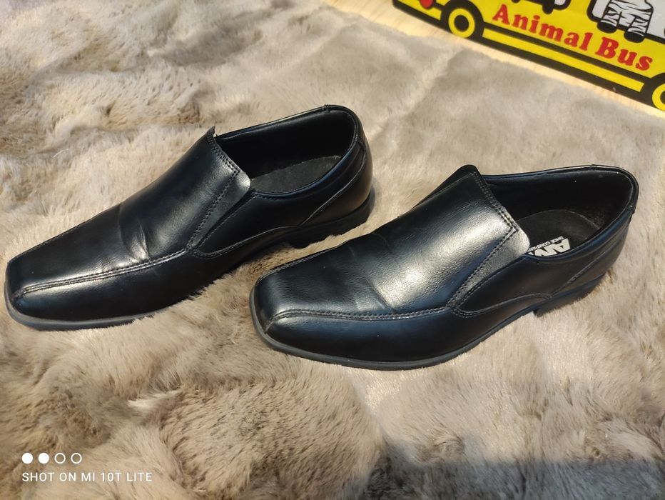Buty lakierki eleganckie do komunii okazuje trzewiki