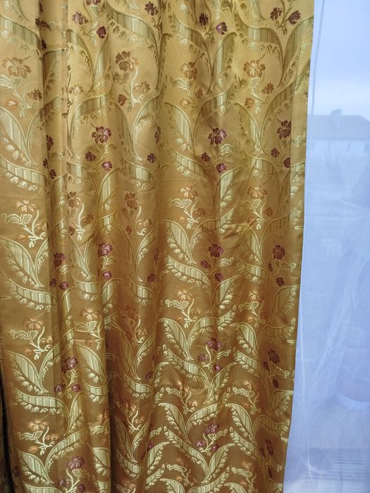 Штора с люверсами и лентой для крючков.