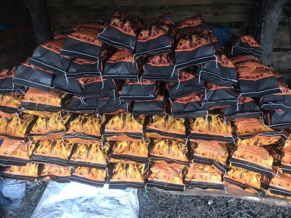 Деревне вугілля в паперових мішках