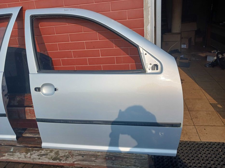 VW GOLF 4 drzwi prawe przód kolor LB7Z