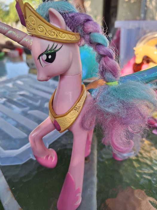 Koniki Pony/ graja i świecą