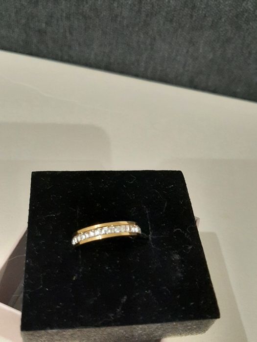 Anel / Aliança dourada com brilhantes