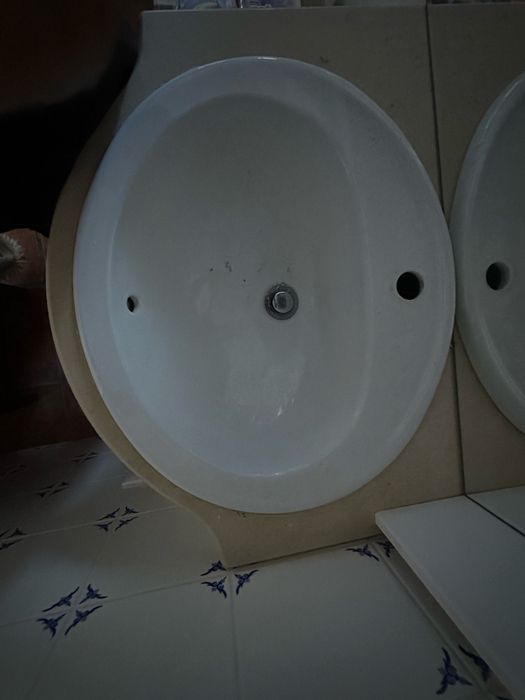 Móvel de casa de banho branco com lavatório e espelho