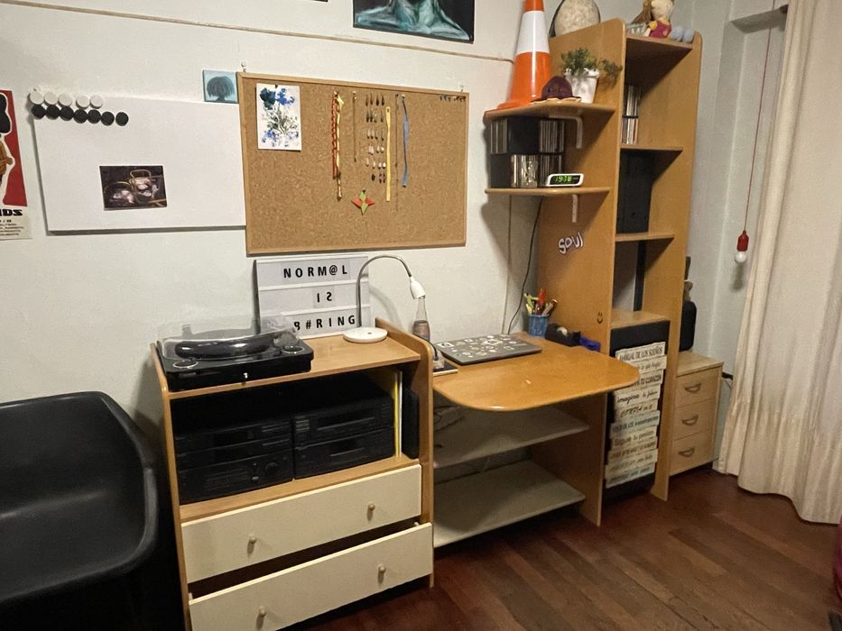 Móvel Conjunto (Secretária, Gavetas e Estantes)