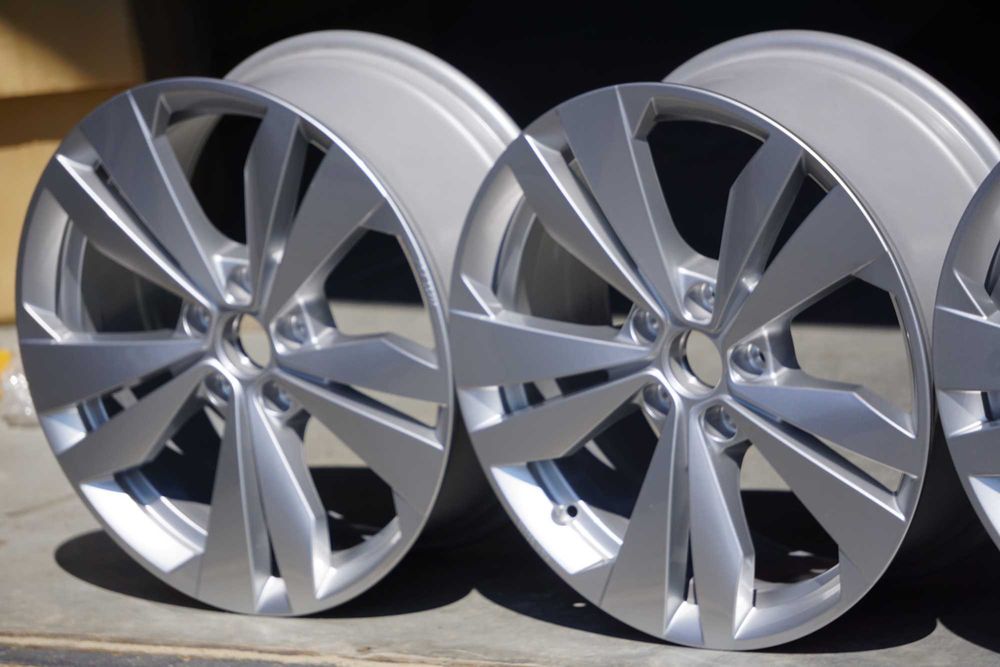 Alufelgi oryginał VW 5x112 7,5Jx18 et50 cb57,1 srebrne jak nowe 2022r
