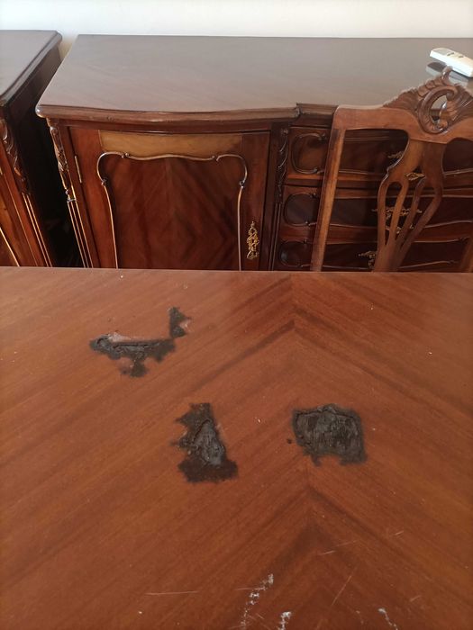 Mesa de jantar com 4 cadeiras.