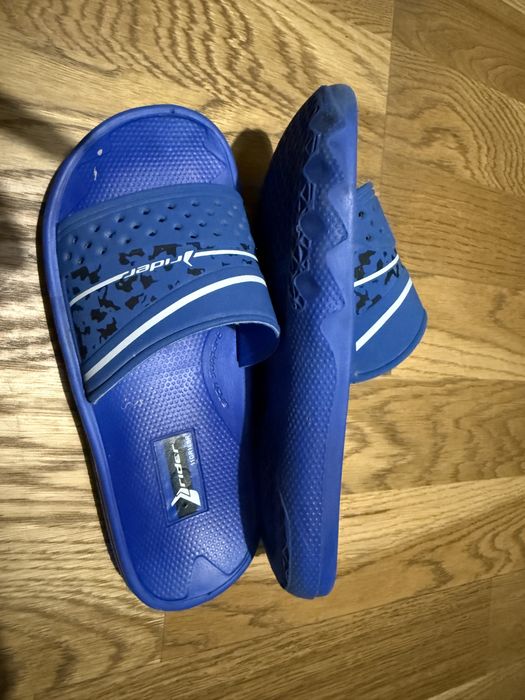 Niebieskie klapki Rider z przyjemnej, miękkiej gumy