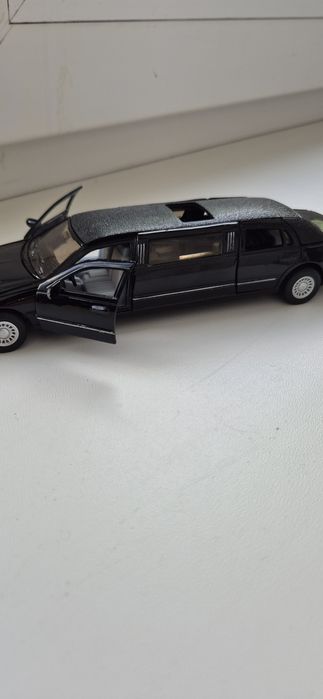 Це іграшкова модель автомобіля Kinsmart 1999 Lincoln Town Car Stretch Limousine KT7001W.Масштаб: 1:38.