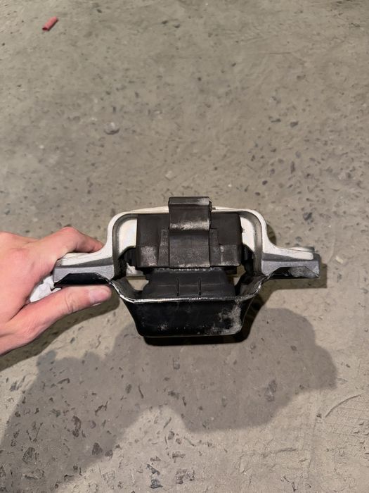 Подушка двигуна ліва Passat B7 3795701