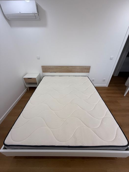 Cama de 160x200 + base de cama + colchão + mesa de cabeceira