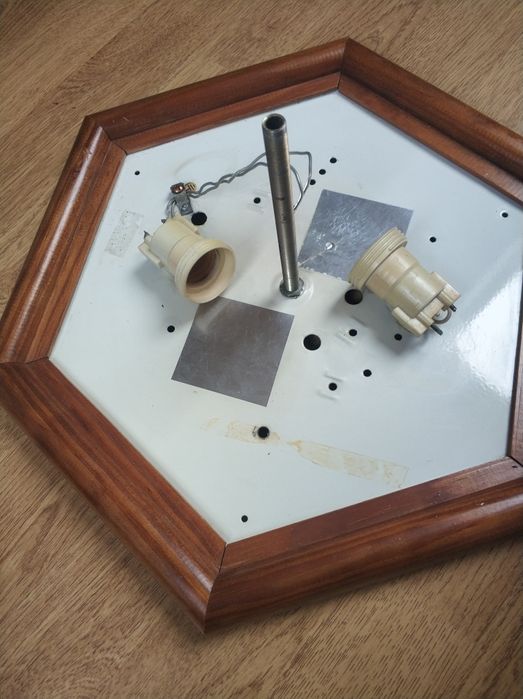 Plafoniera sufitowa lub ścienna.