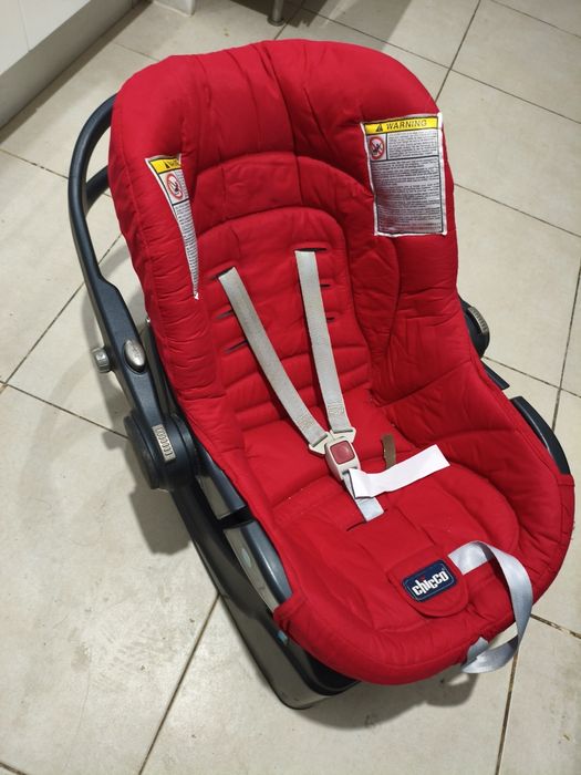 Carrinho de bebê com ovo