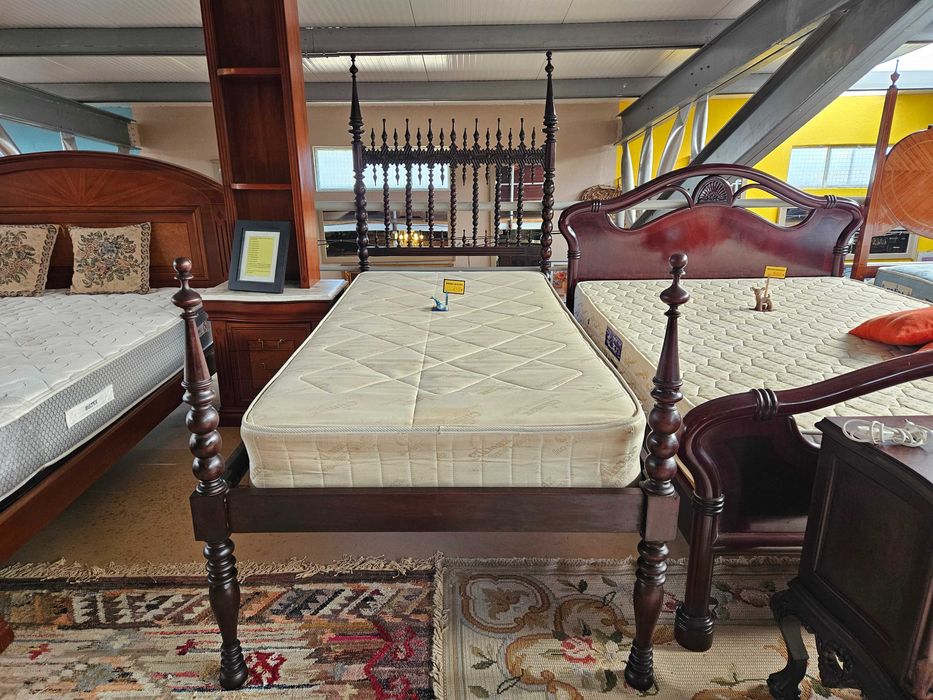 Cama antiga de solteiro em madeira com estrado e colchã