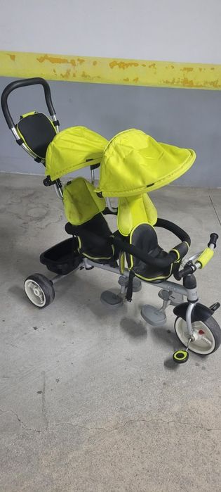 Triciclo gémeos em bom estado