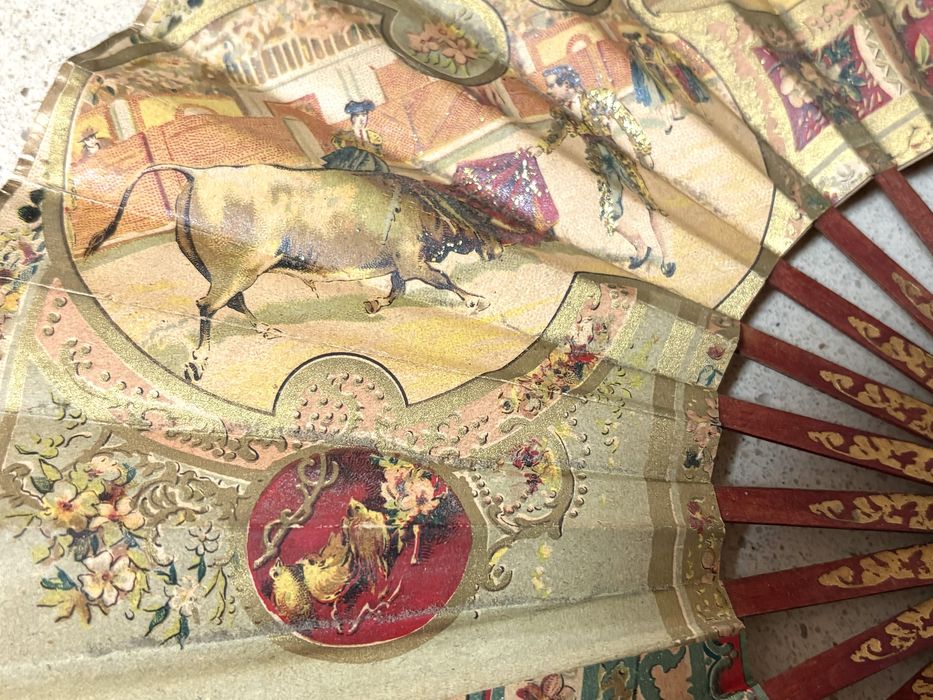 Antigo leque circular espanhol com cenas de touradas Sec XIX / XX