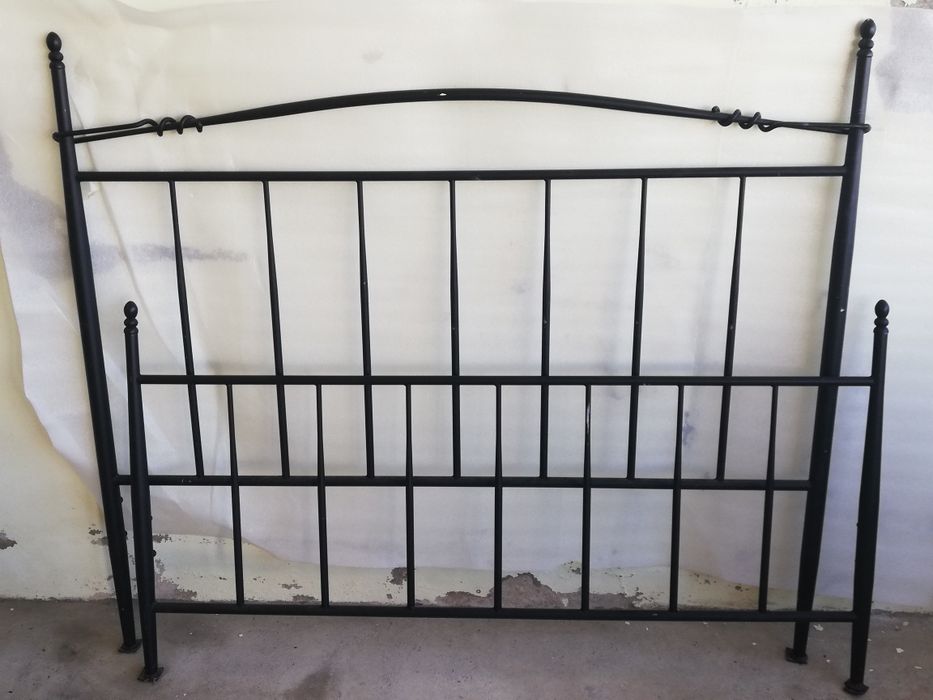Cama de casal em ferro cor preto
