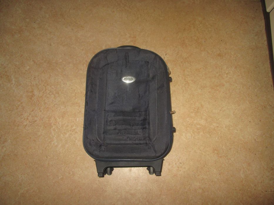 Маленька дорожна валіза.