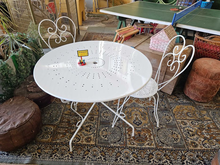 Conjunto de Jardim - Mesa e duas cadeiras - Tudo como novo