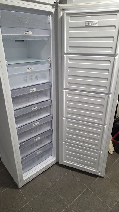 Arca Congeladora Beko 277L No Frost