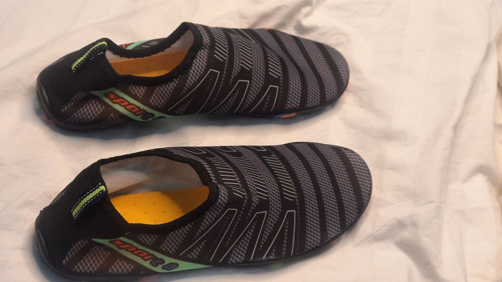 Удобные легкие можно по песку.